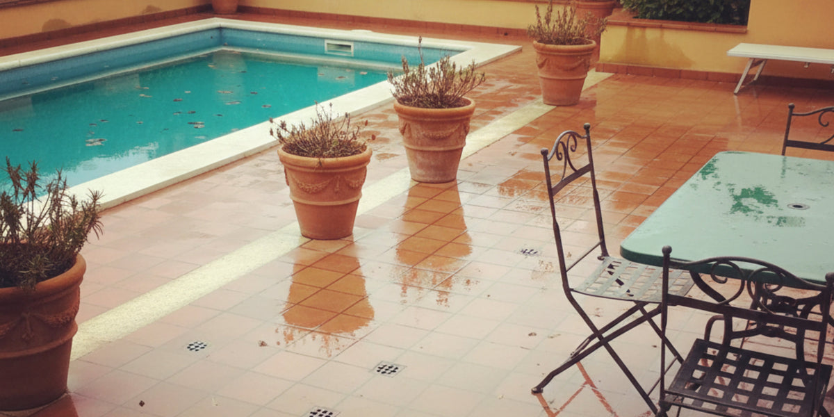 Piogge intense: cosa controllare su balconi, terrazzi e piscina prima della primavera