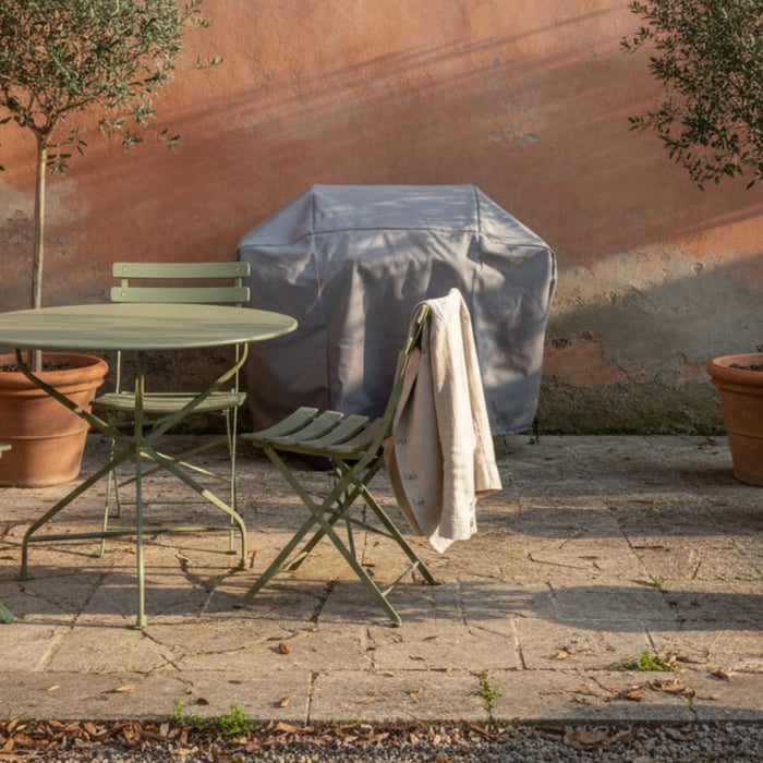 Terrazzo con area outdoor in fase di preparazione dopo l’inverno, con arredi esterni e barbecue pronti per la primavera